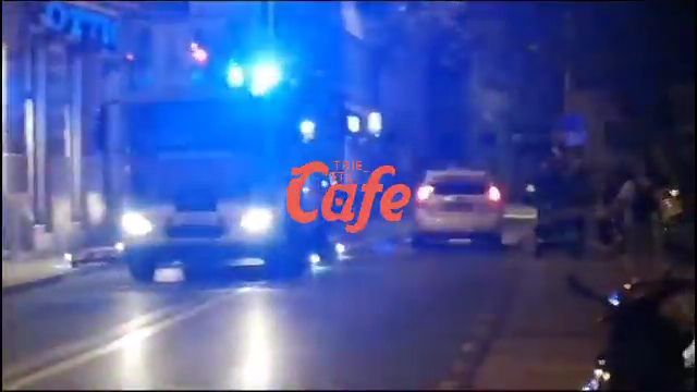 Via Conti, incendio al tetto di un palazzo 