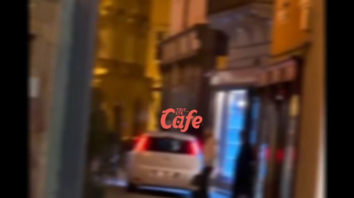 Via San Sebastiano (zona piazza Unità), auto transita in piena zona pedonale (VIDEO) 