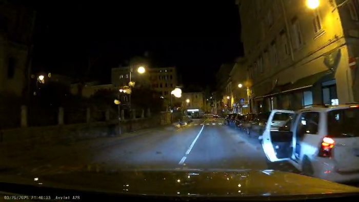Campo San Giacomo: portiera spalancata all’improvviso, evitato per un soffio l'incidente (VIDEO)