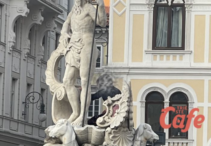 Piazza della Borsa: bimba sulla Fontana di Nettuno, scoppia la polemica