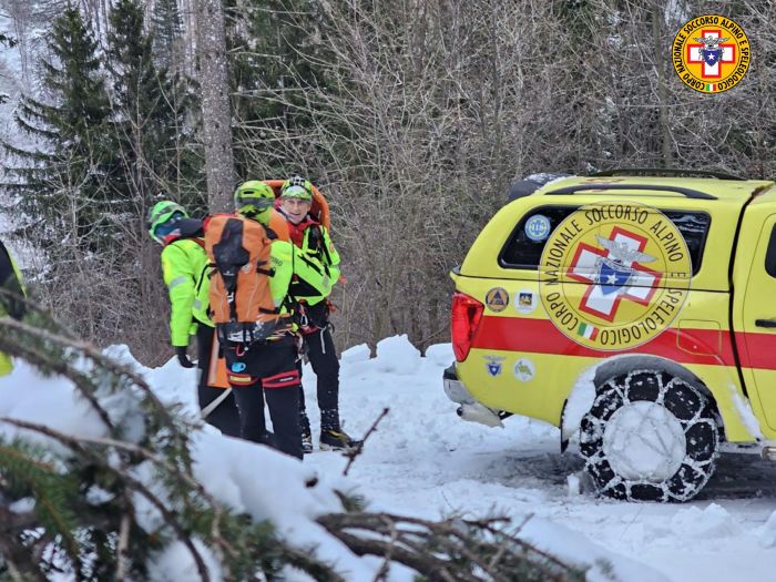 Bloccati dalla neve al Rifugio Revolto: notte di paura per una coppia di escursionisti!