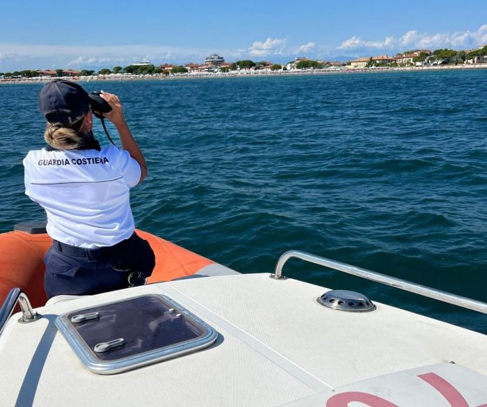 “C’è un cadavere in acqua” ma le ricerche non danno esiti e non ci sono segnalazioni di persone scomparse. 