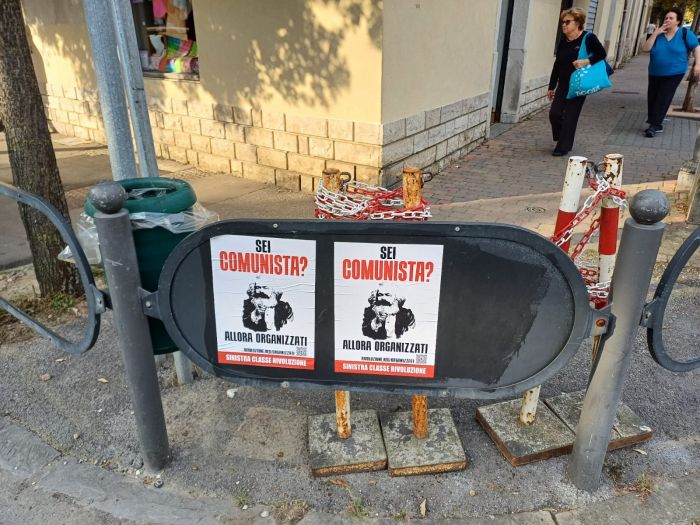 Muggia imbrattata di manifesti: raffica di sanzioni (indimenticabili) da migliaia di euro per 3 giovani 