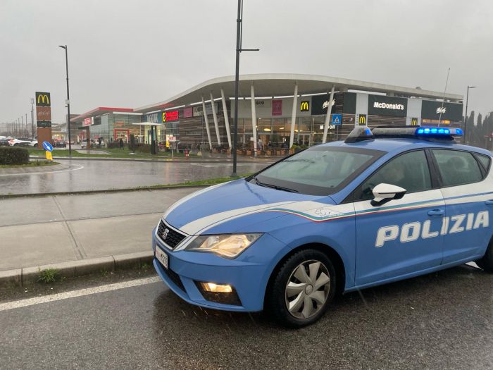 Segue la polizia per accertamenti, poi tenta la fuga improvvisa gettandosi tra i rovi spinosi