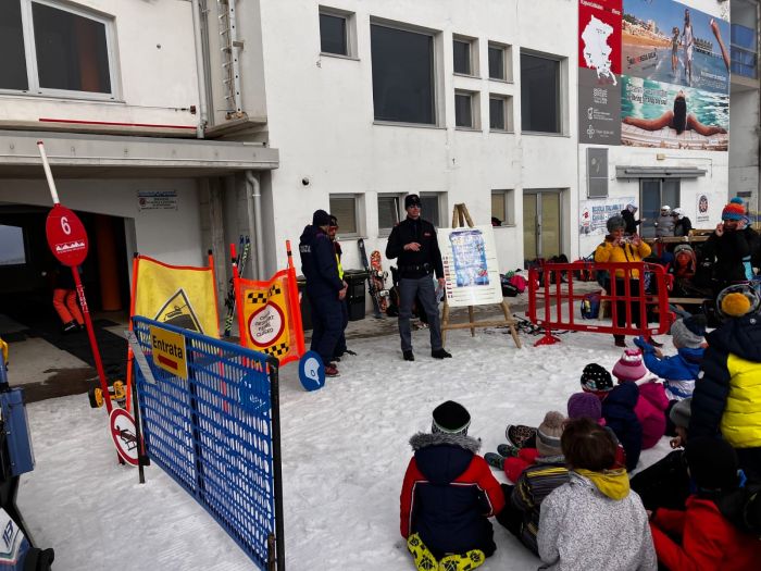 Bimbi a lezione di sicurezza sulle piste dalla polizia di stato