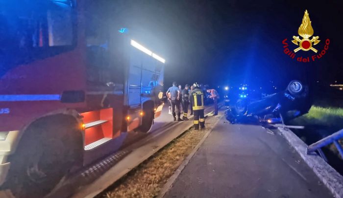 Veneto, auto finisce rovesciata: due giovani feriti