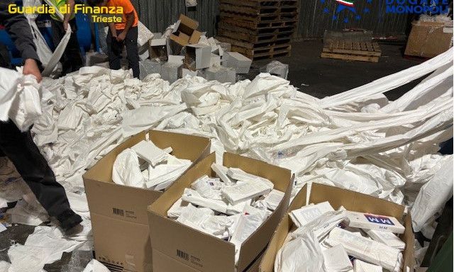 Maxi sequestro a Trieste di sigarette di contrabbando, danno all'erario di 140.000 euro