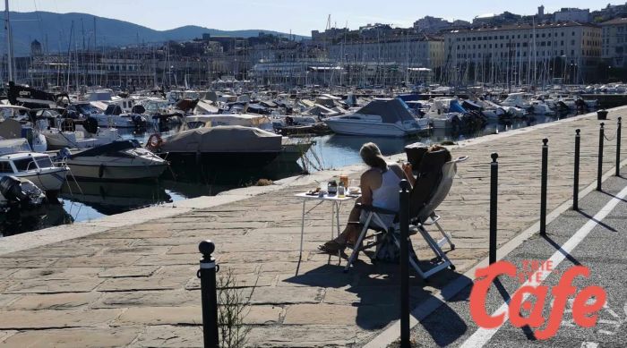 Turisti improvvisano colazione vista golfo in Riva Traiana
