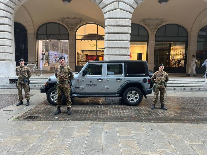 Esercito e polizia intervengono in extremis, giovane salvata da un gesto estremo