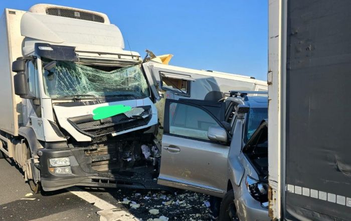 Incidente in A4: scontro tra autocarro, roulotte e veicolo leggero