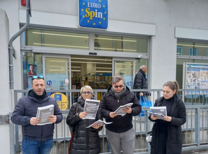 Protesta dei lavoratori Eurospin: volantinaggio contro le condizioni di lavoro