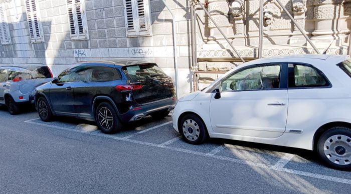 Via dell'Università: auto nei parcheggi sbagliati