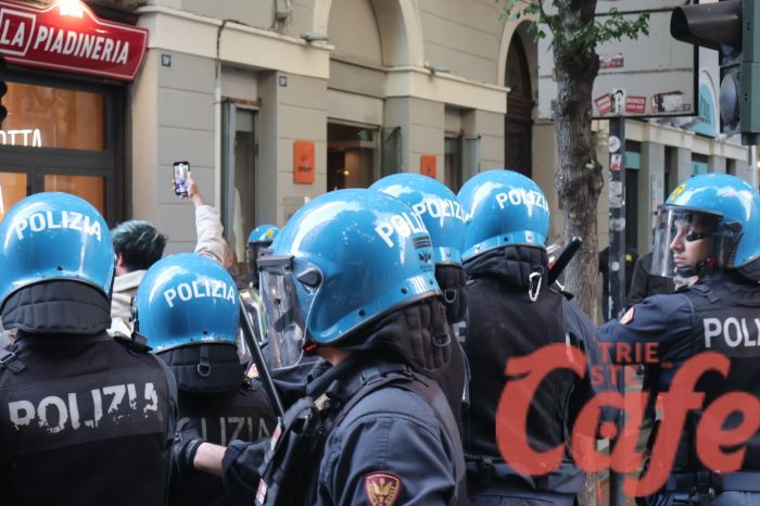 Tensione a Trieste: scontri e lancio di sedie in viale XX Settembre tra antifascisti e attivisti di destra