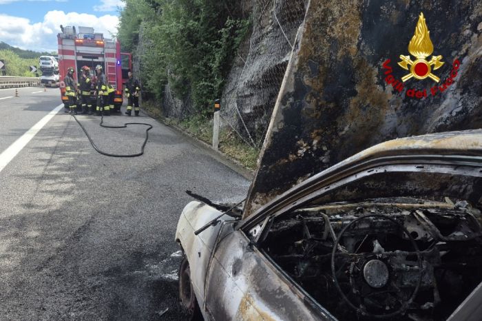 Auto in fiamme sulla A4 tra Redipuglia e il Lisert: traffico in tilt verso Trieste