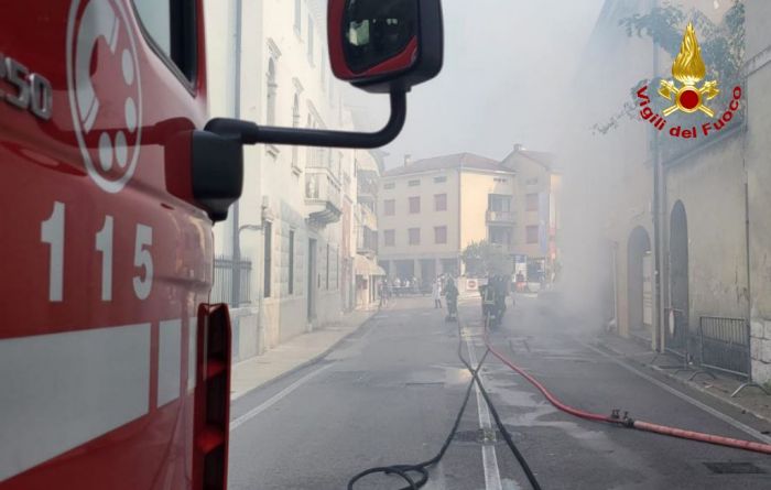 Fvg, vettura che stava circolando ha iniziato a fumare: vigili del fuoco sul posto 