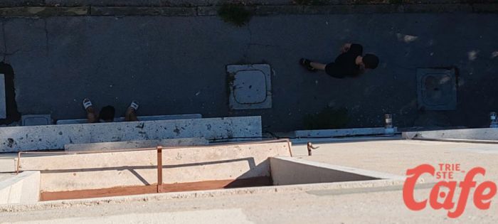 Spaccio tra ragazzini in pieno giorno IN Campi Elisi: consegna di droga sotto gli occhi di tutti