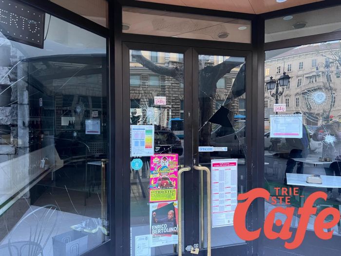 Via Carducci, bar vandalizzato un mese dopo l'apertura: lo sconforto della titolare (FOTO-VIDEO)