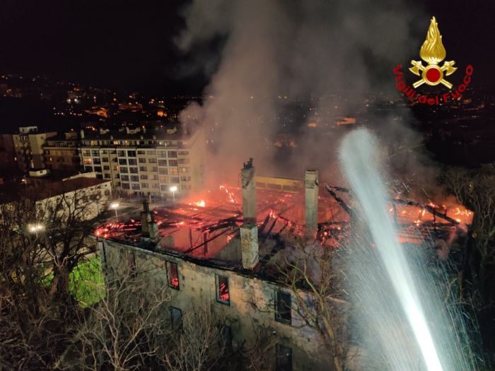 Incendio nell’ex ospedale militare: operazioni di spegnimento concluse dopo oltre 18 ore (FOTO-VIDEO)