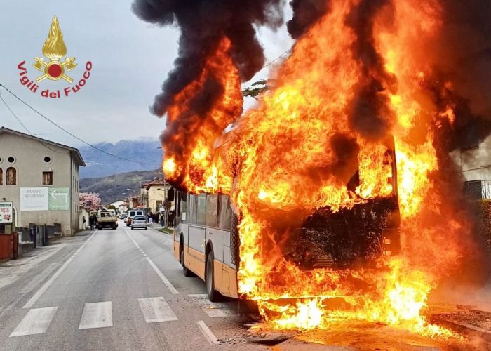 Autobus in fiamme in Veneto, paura tra i passeggeri, ma nessun ferito