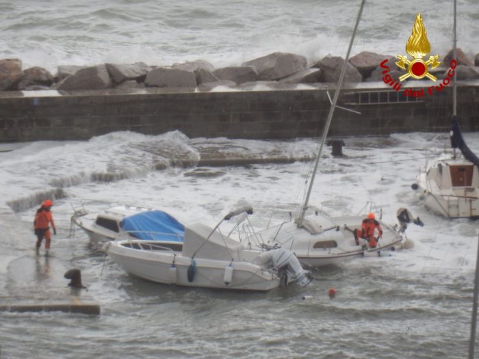 Mareggiate a Barcola, alcune imbarcazioni hanno rotto gli ormeggi nel porticciolo (FOTO)