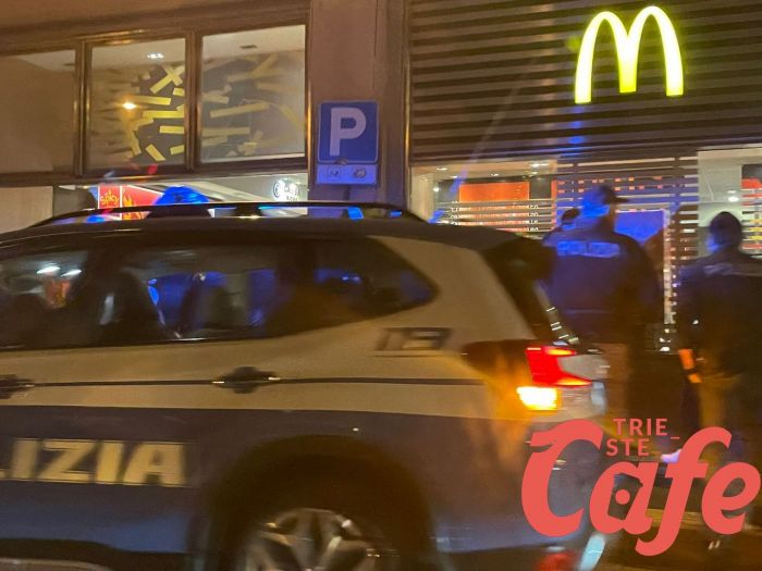 Tensione in piazza Goldoni, ragazzini gettano petardi tra la folla