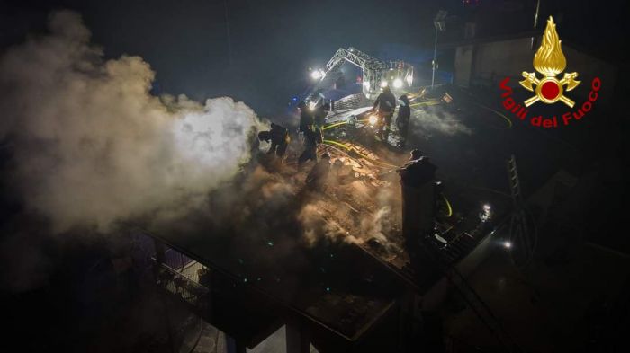 Fvg, incendio notturno di un tetto con il coinvolgimento di circa 50 metri quadri di tetto ventilato
