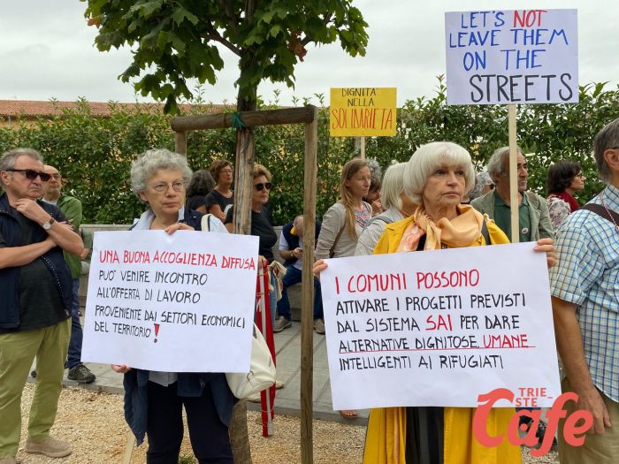 Protesta davanti alle Prefetture regionali: "Il dovere dell'accoglienza, tutte le vite valgono" (FOTO)