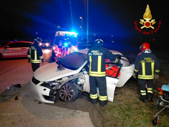 Fvg, scontro serale tra un'auto e un mezzo pesante: conducente dell'auto all'Ospedale 