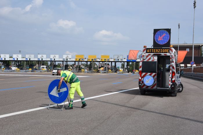 Tragedia sfiorata in A4 direzione Trieste: uomo in arresto cardiaco salvato da eroi in divisa