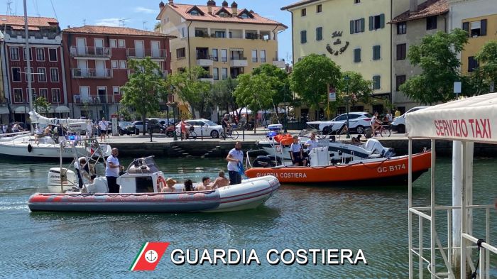 Famiglia con piccolo costretti ad abbandonare barca  spinti dalla forza del vento e del mare