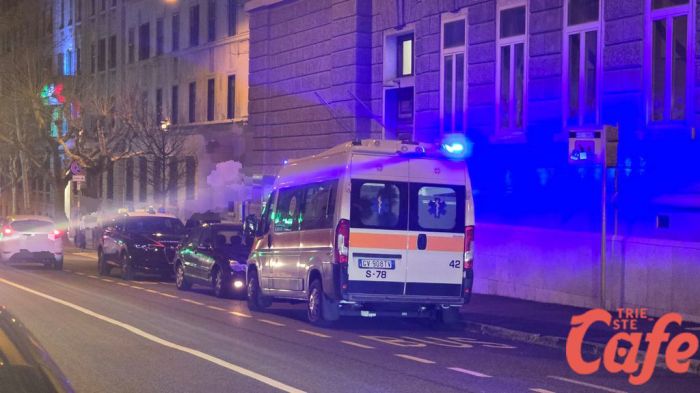 Carabinieri e ambulanza in via dell'Istria, donna in stato di agitazione portata a Cattinara