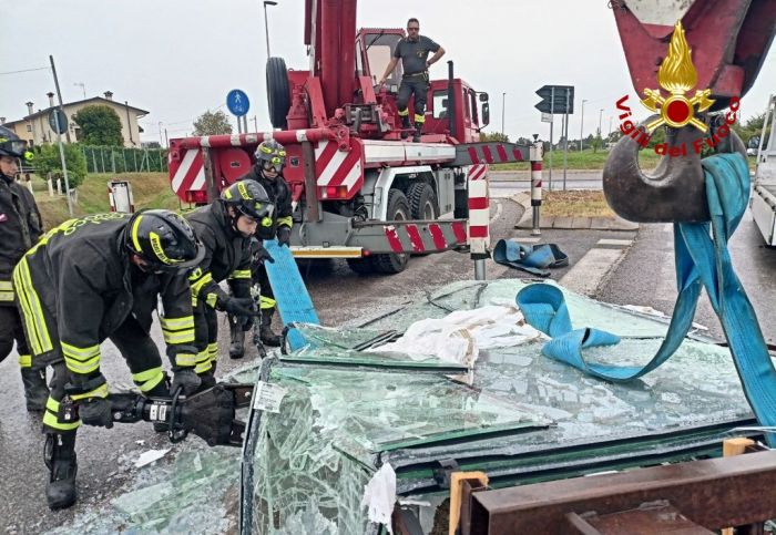 Camion perde 4 lastre di vetro che pesavano 3 quintali l'una 