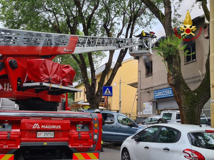 Incendio carrozzeria via Caboto, in corso lo spegnimento delle fiamme 