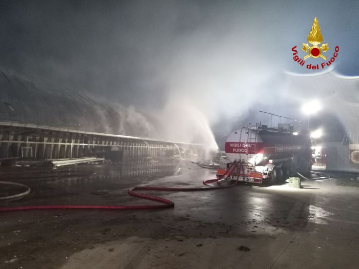 Fvg, proseguite per tutta la notta le operazioni spegnimento e bonifica dell'incendio di un deposito di fieno