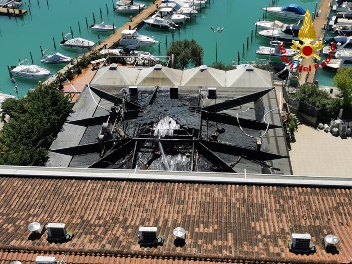 Incendio al tetto in legno del ristorante di un hotel Lignano Sabbiadoro: 2 persone intossicate all'ospedale