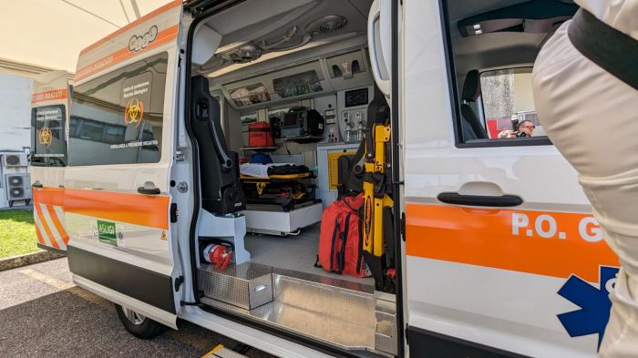 Campi Elisi, scontro scooter-auto: scooterista all'ospedale e rallentamenti