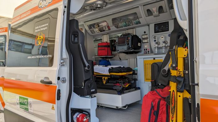 Pilota di parapendio perde controllo della vela: precipita rimanendo sospesa tra gli alberi a 10 metri in Veneto