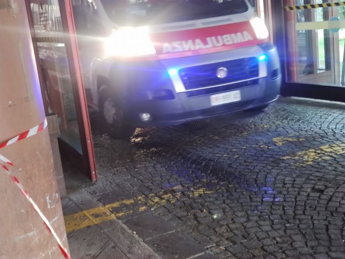 Rotonda Despar via dell'Istria, perde il controllo dello scooter di notte: in due all'ospedale 