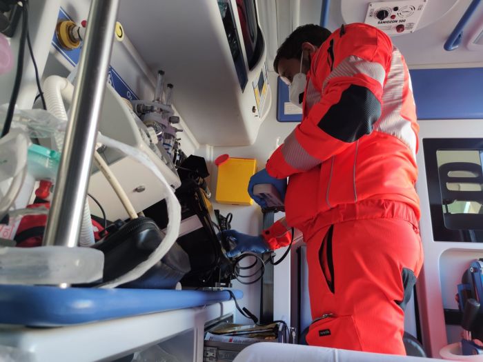 Perde il controllo dell'auto e rifiuta il trasporto all'ospedale 