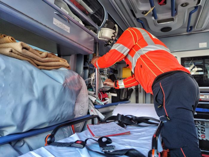 Fvg, operaio folgorato in fabbrica: trasportato d'urgenza all'ospedale 