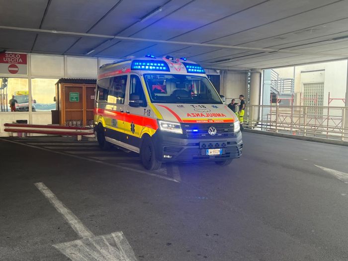 Paura a Bagnoli, donna salvata in extremis dopo essersi infilata in una grotta allagata