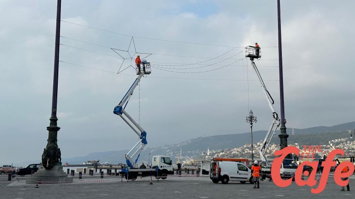 Piazza Unità, in fase di montaggio la fantastica maxi stella di Natale (VIDEO)