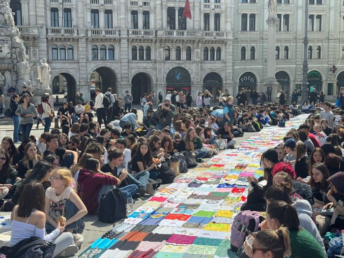 Una maxi tovaglia in piazza Unità per la fratellanza fra tutti, 'condividere con chi non ha cibo'