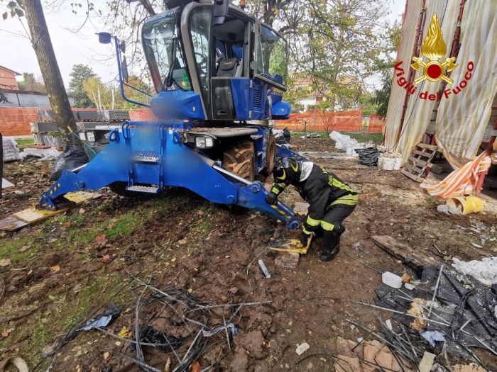 Fvg, mezzo meccanico tocca cavo elettrico in tensione che ha scaricato a terra: incendio spento dai Vigili del Fuoco