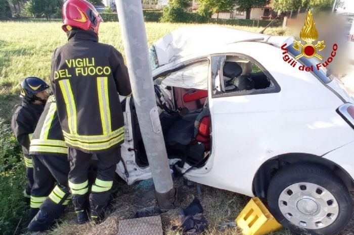 Incidente all’alba a San Giorgio di Nogaro: auto contro un palo, conducente estratto dai Vigili del fuoco