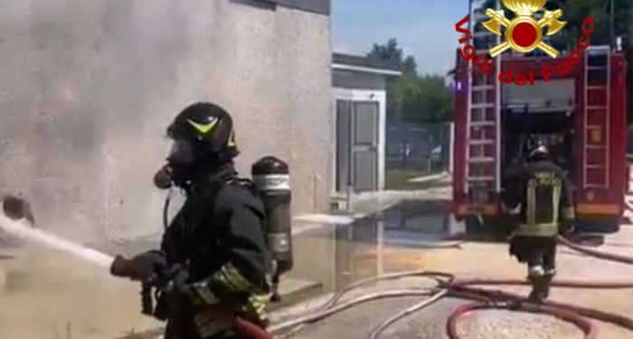 Fvg, incendio in un’azienda che opera nel settore delle materie plastiche: sul posto i Vigili del Fuoco