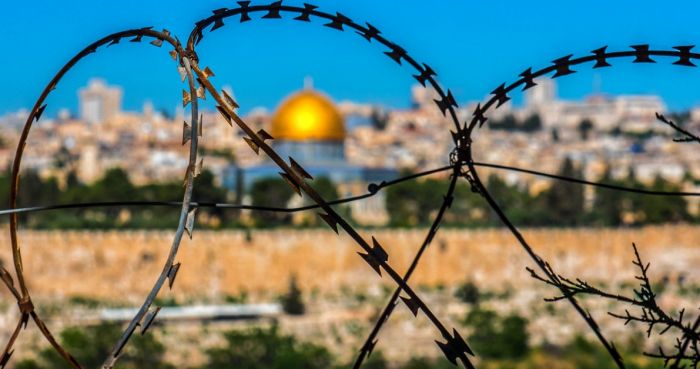 Esplosione a Beirut e Hezbollah lancia razzi su Israele 