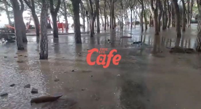 Maltempo: eccezionale mareggiata a Trieste, danni a Barcola . "Una devastazione assoluta" (VIDEO)