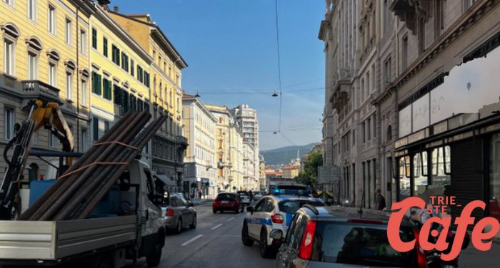 Scooter elettrico taglia la strada a vespa in via Carducci: scooterista ferito