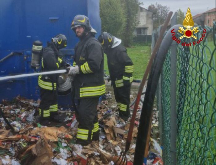 Incendio in Fvg, compattatore di cartoni in fiamme, un dipendente intossicato dal fumo